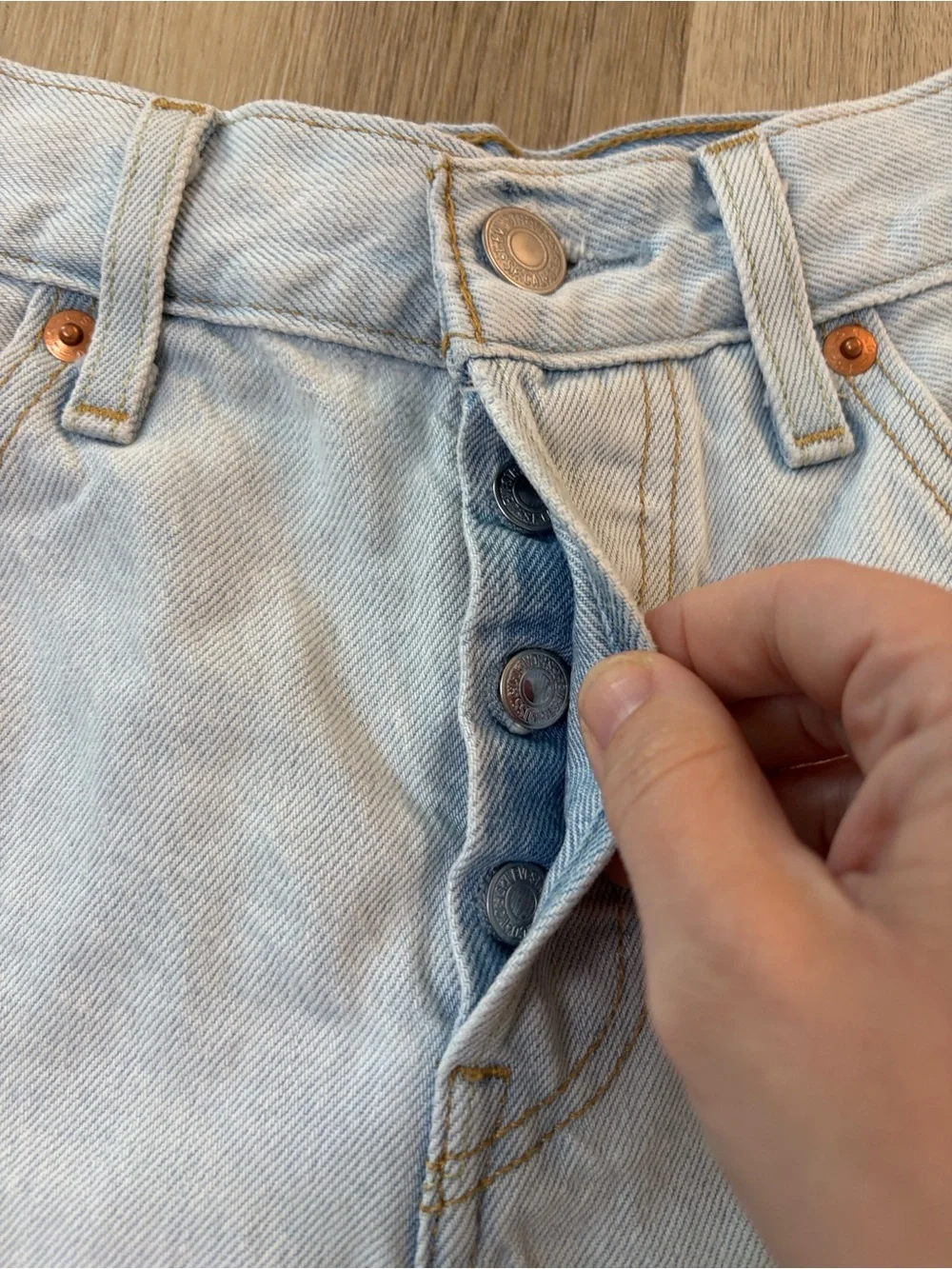 Levi’s 501 High Rise Floral Embroidered Denim Shorts 🌸 Size 25 light wash summer
